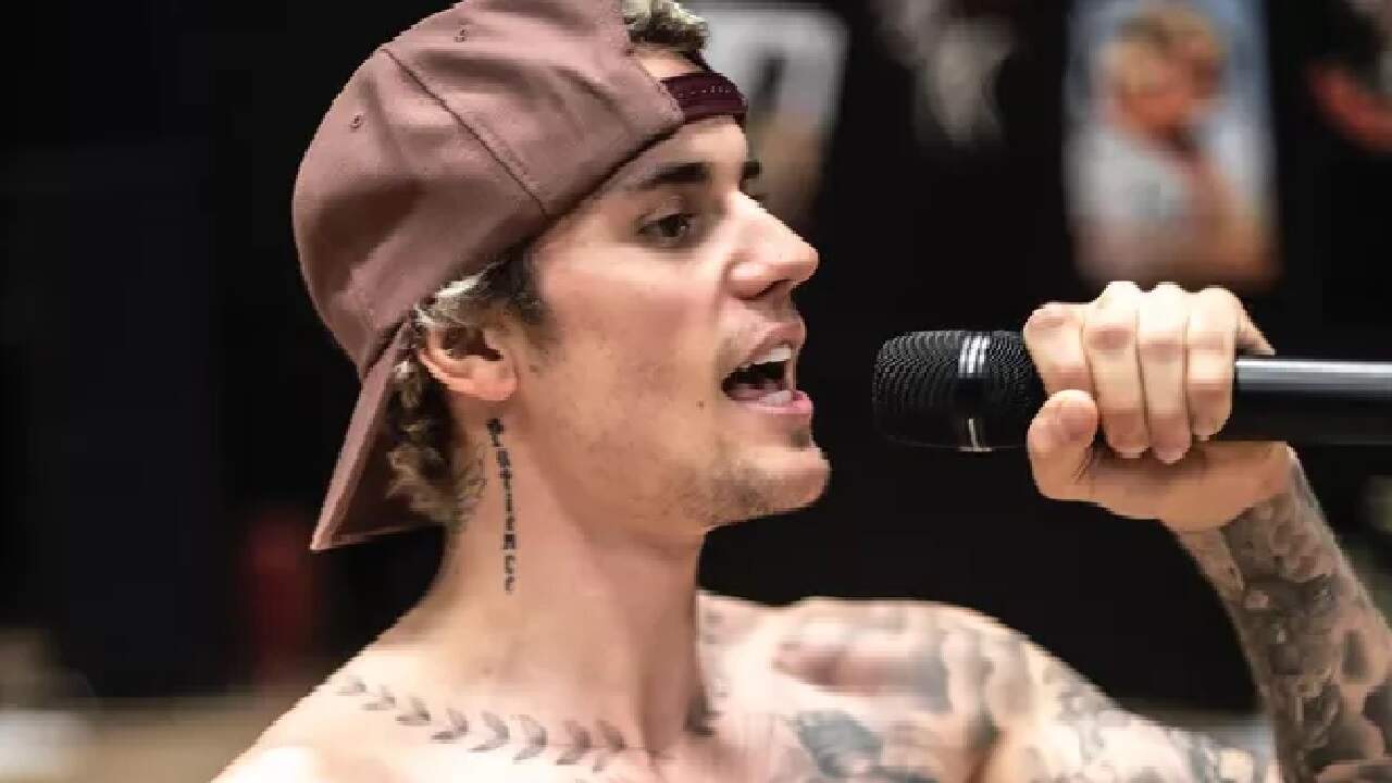 Justin Bieber faz nova tatuagem no pescoço e é repreendido pela mãe: “Não tem o suficiente?”