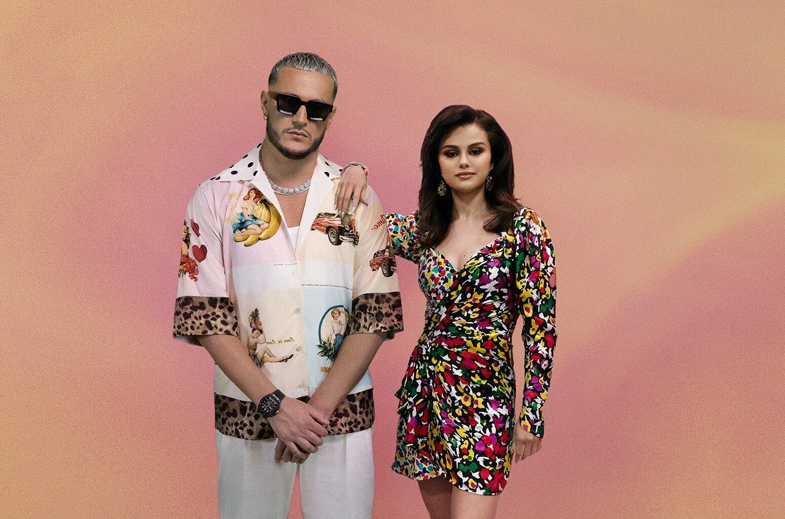 Com um cenário bem colorido e surreal, Selena Gomez lança o clipe de “Selfish Love” em parceria com DJ Snake - Metropolitana FM