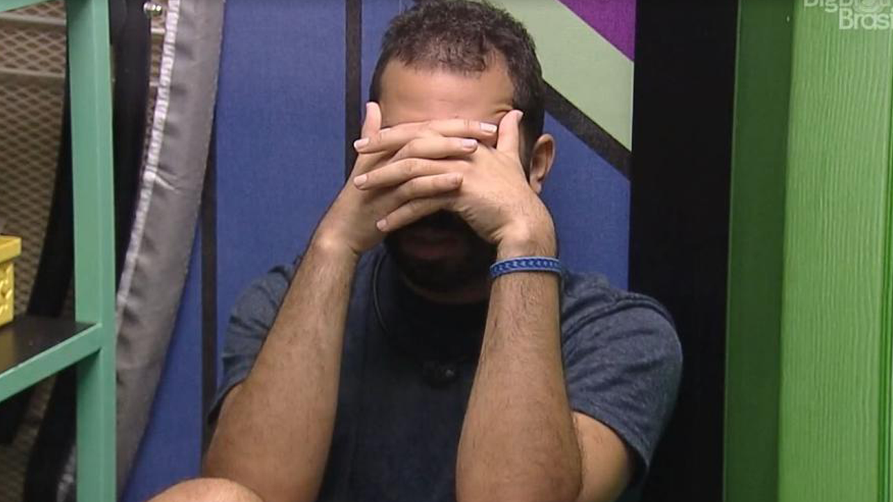BBB21: Sozinho na despensa, Gilberto chora pensando em rejeição: “Tô com medo” - Metropolitana FM