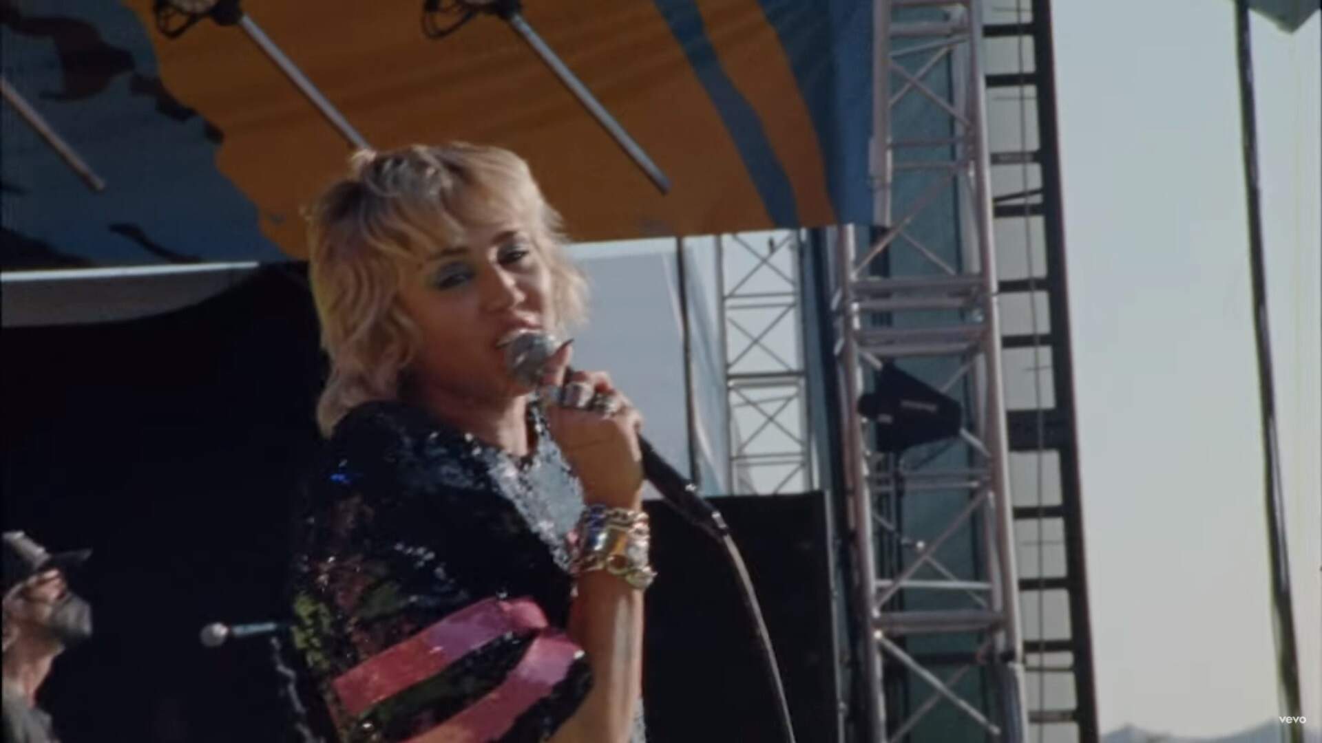 De surpresa, Miley Cyrus lança clipe de “Angels Like You” com mensagem importante - Metropolitana FM