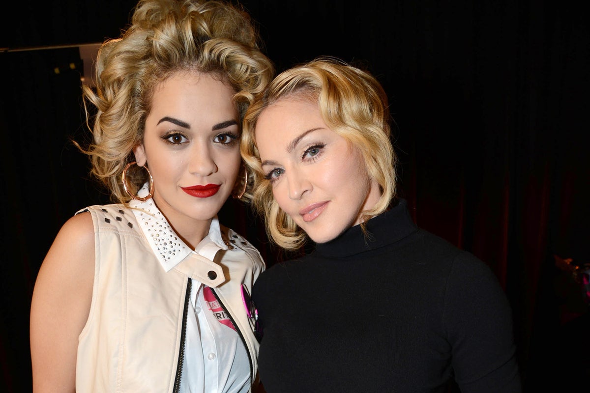 Rita Ora revela como foi seu primeiro encontro com Madonna: “Muito estranho”