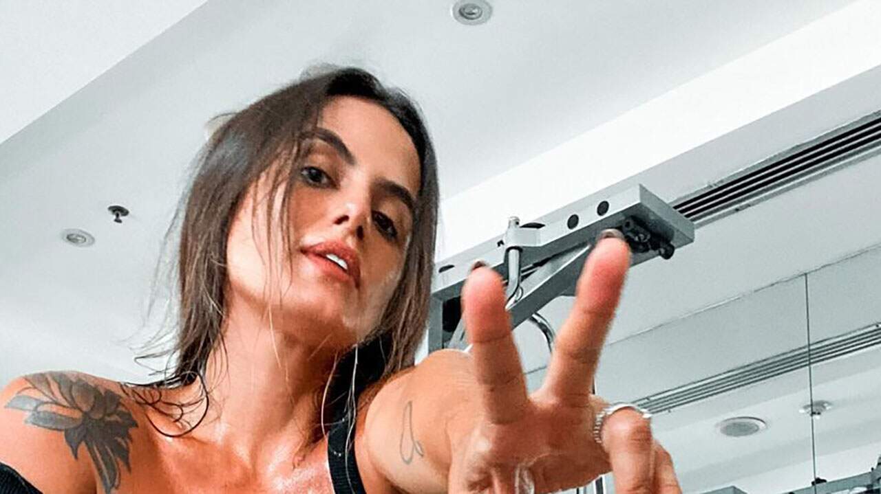 Carol Peixinho finaliza treino e manda ‘salve’ para os fãs: “Redução de danos”