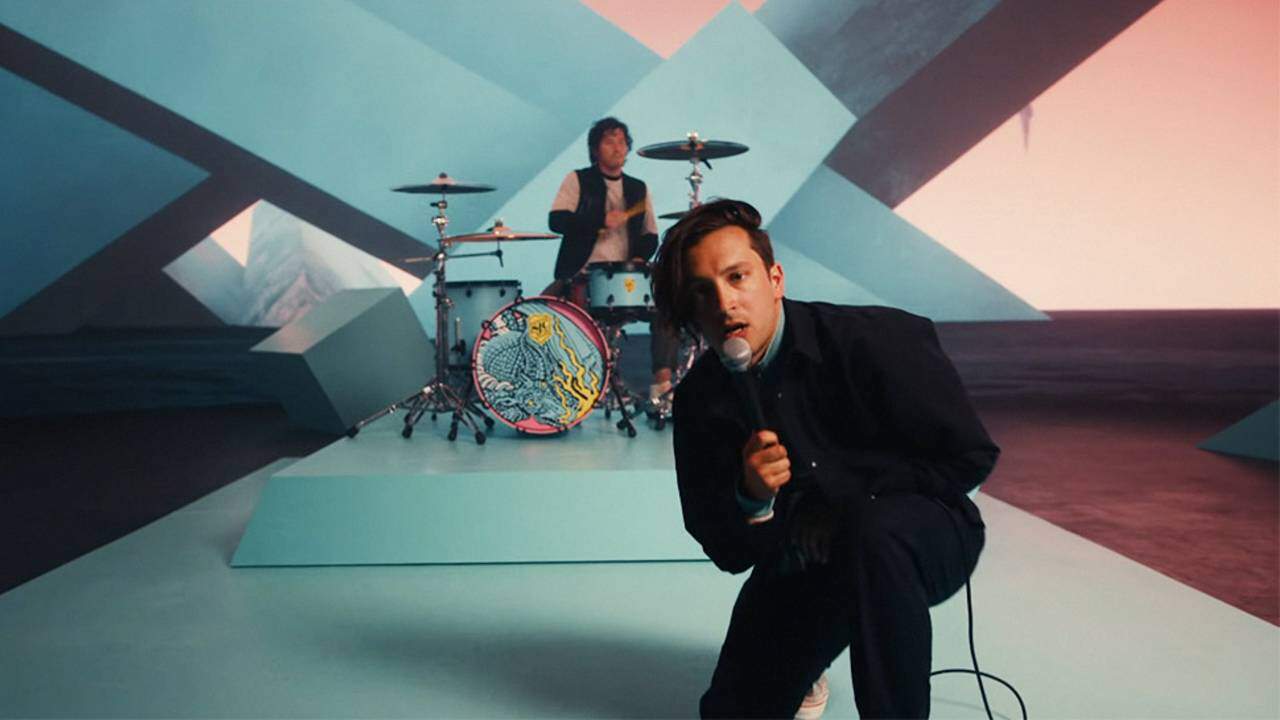 De surpresa, Twenty One Pilots lança o clipe surreal de “Shy Away” - Metropolitana FM