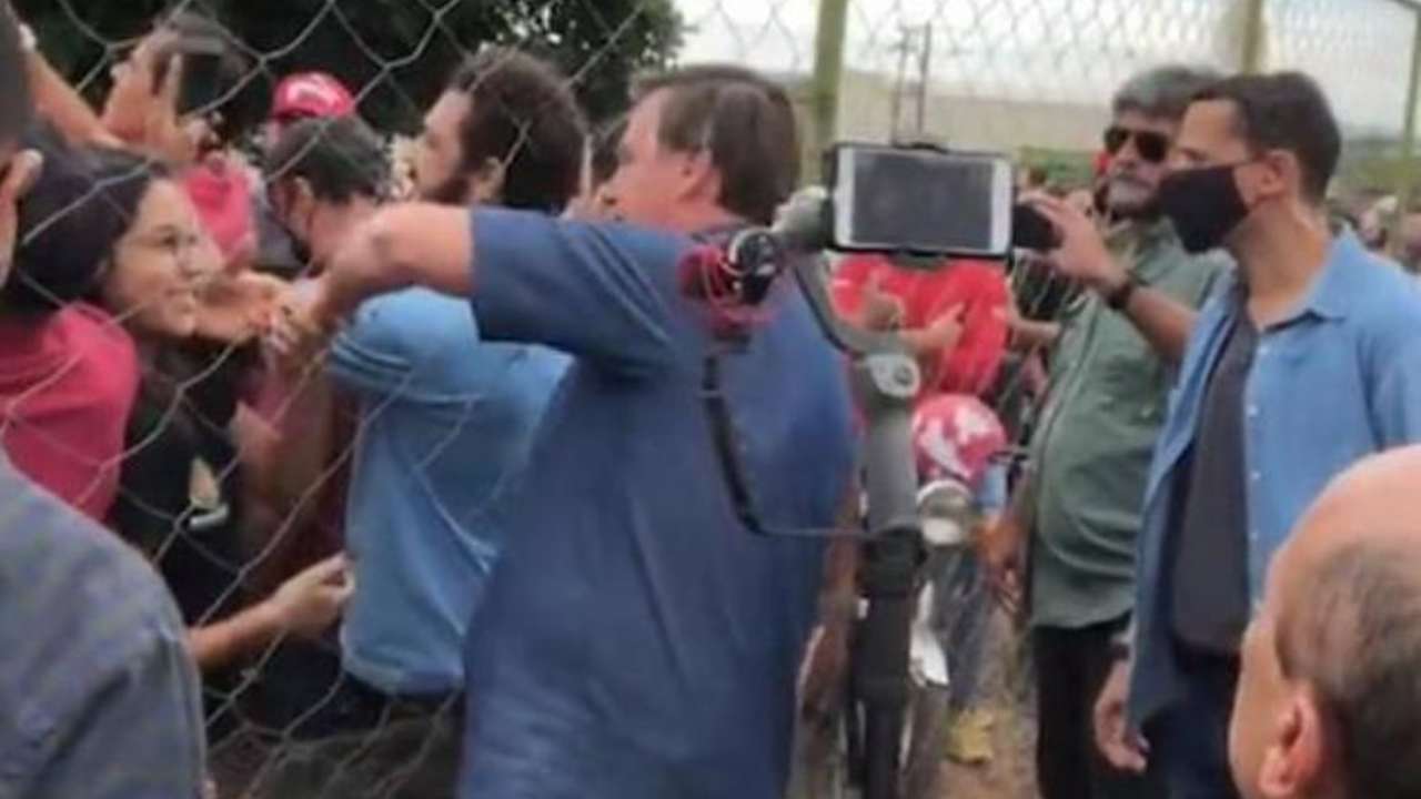 Sem máscara, Bolsonaro visita cidade em Goiânia neste sábado (16) e causa  aglomeração | Metropolitana FM