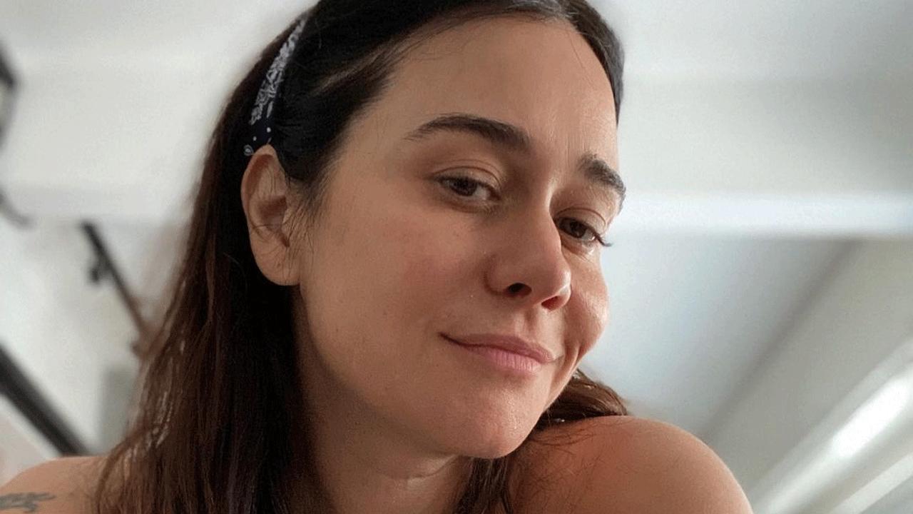 Aos 50 anos, Alessandra Negrini faz selfie enquanto renova o bronzeado: “Acordei” - Metropolitana FM