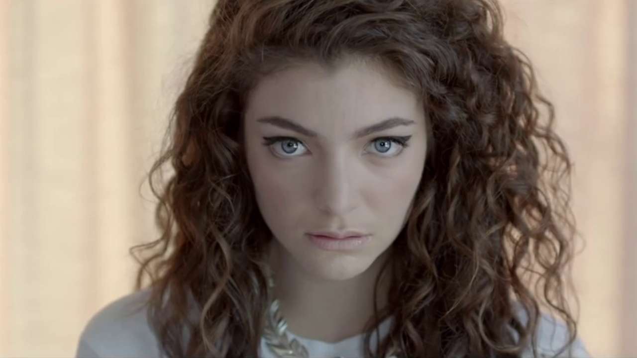 Fãs acham que mãe de Lorde deu dicas sobre retorno e novas músicas da cantora - Metropolitana FM
