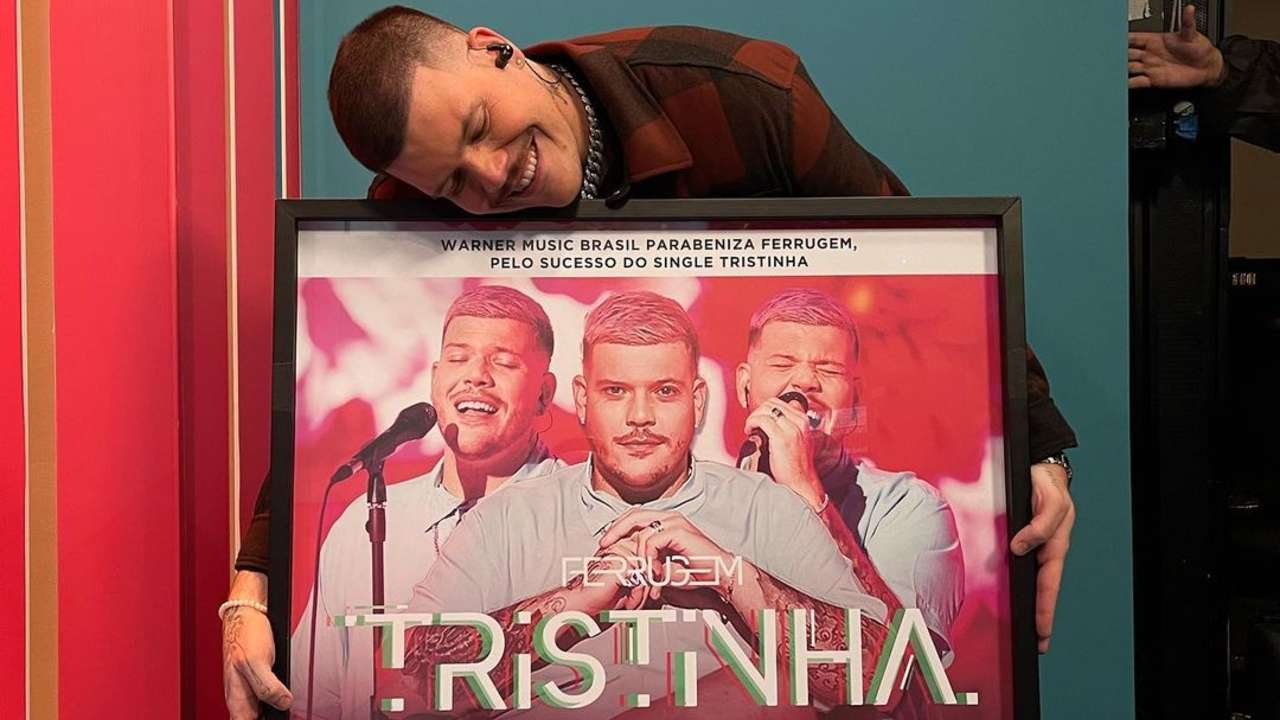 Ferrugem ganha certificado de platina no hit “Tristinha” durante programa ao vivo; Confira!