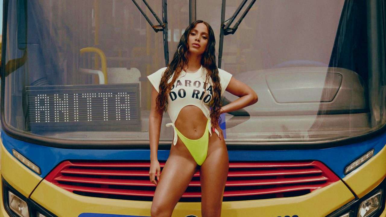Já vacinada, Anitta comemora lançamento de ‘Girl From Rio’ em Miami - Metropolitana FM