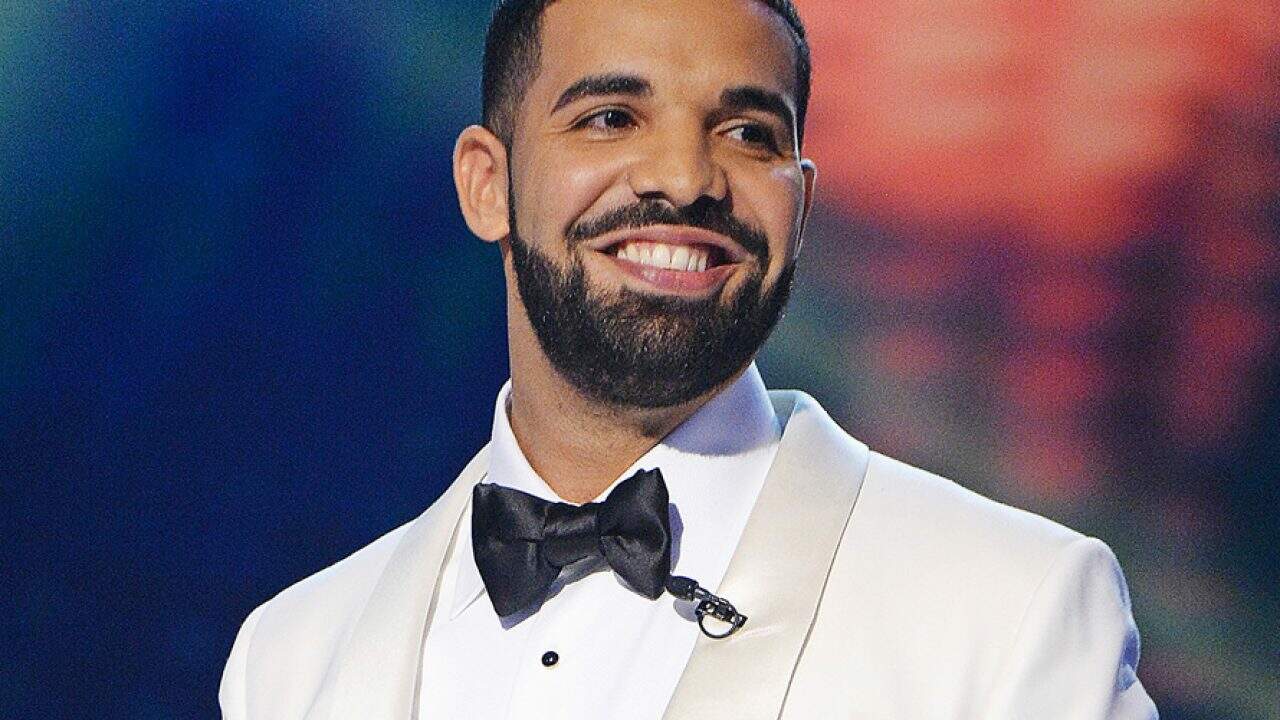 Drake posta foto de seu filho e chama atenção da web