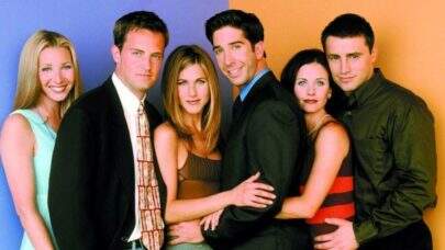Courteney Cox releva experiência nos bastidores de cena clássica de ‘Friends’: ‘Não foi tão divertido’