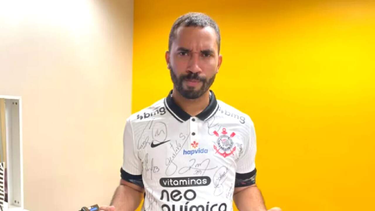 Ex-BBB Gil do Vigor é homenageado pelo elenco do Corinthians com camiseta autografada - Metropolitana FM