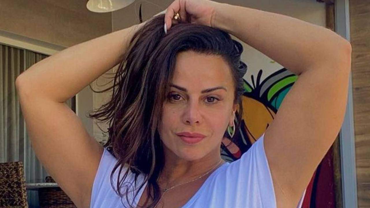 Viviane Araújo posa bem à vontade com look de Anitta e ostenta saúde: “Plena”