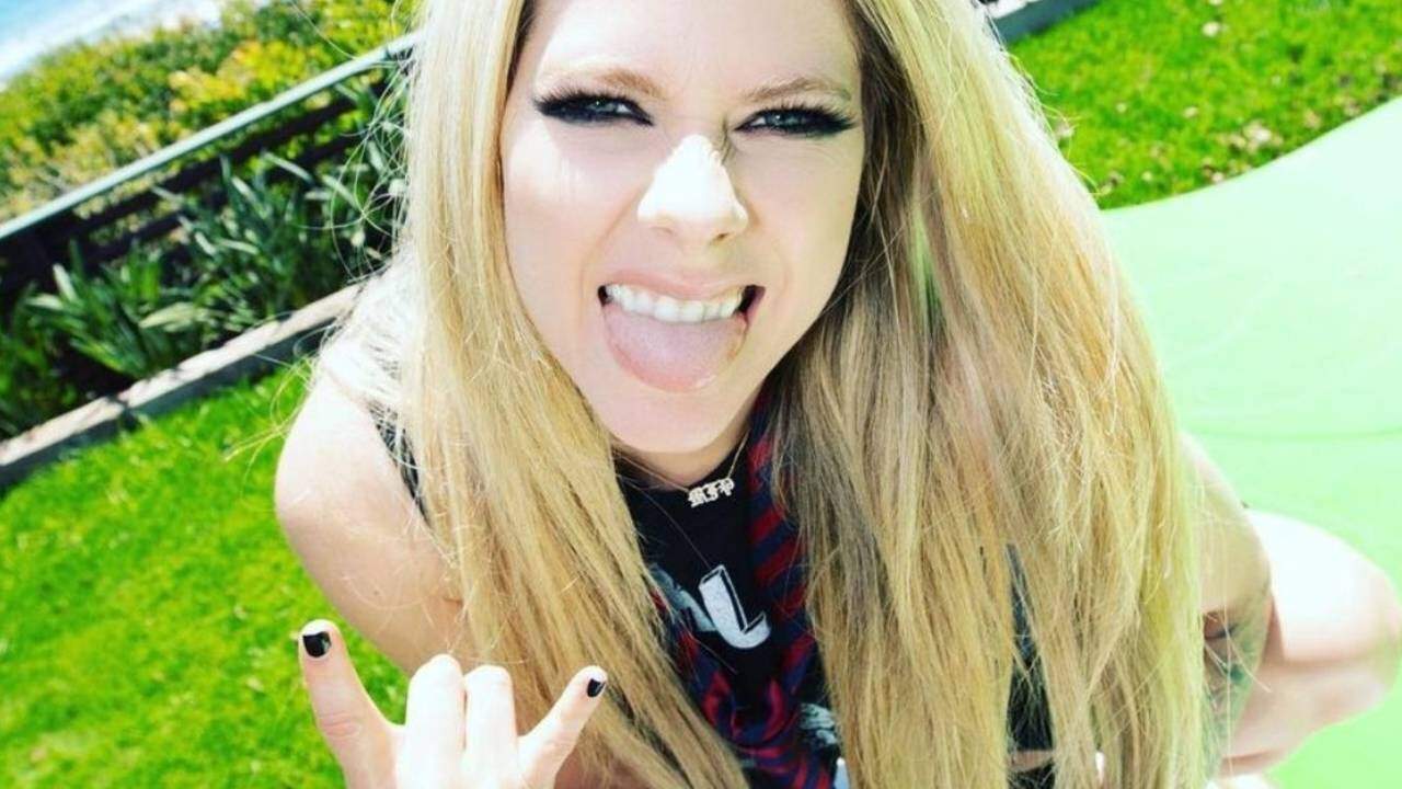 Avril Lavigne publica vídeo cantando um de seus hits e rosto juvenil chama atenção: “Não envelhece” - Metropolitana FM