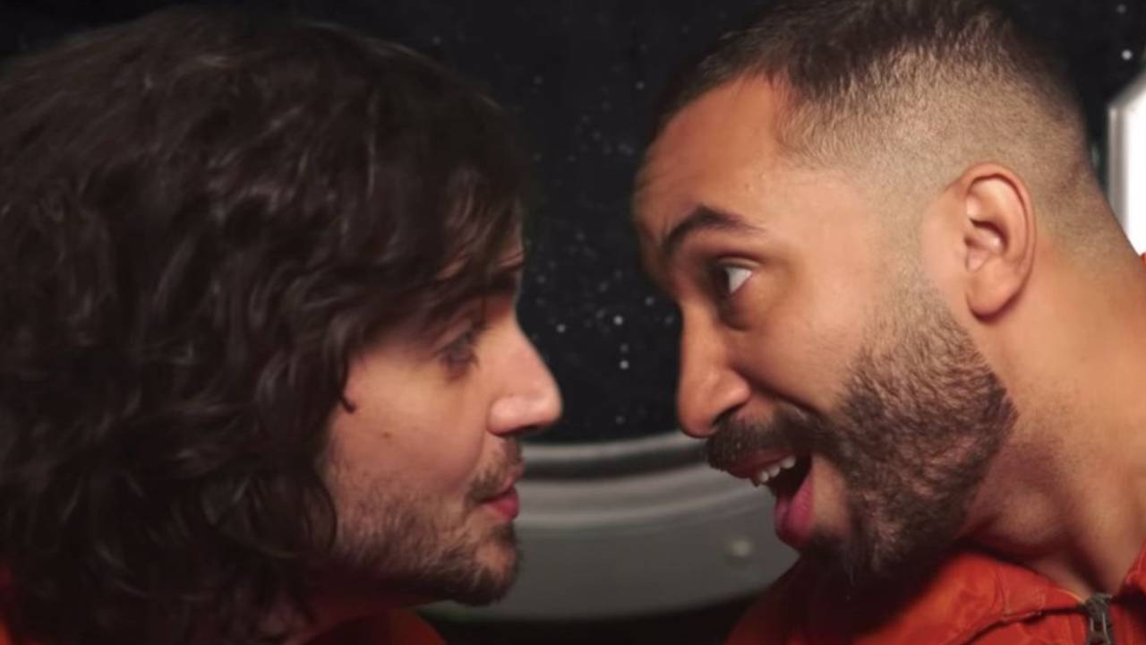 Gil do Vigor revela segredo em cena do beijo com Fiuk no clipe de ‘Big Bang’: “Falo mesmo!” - Metropolitana FM