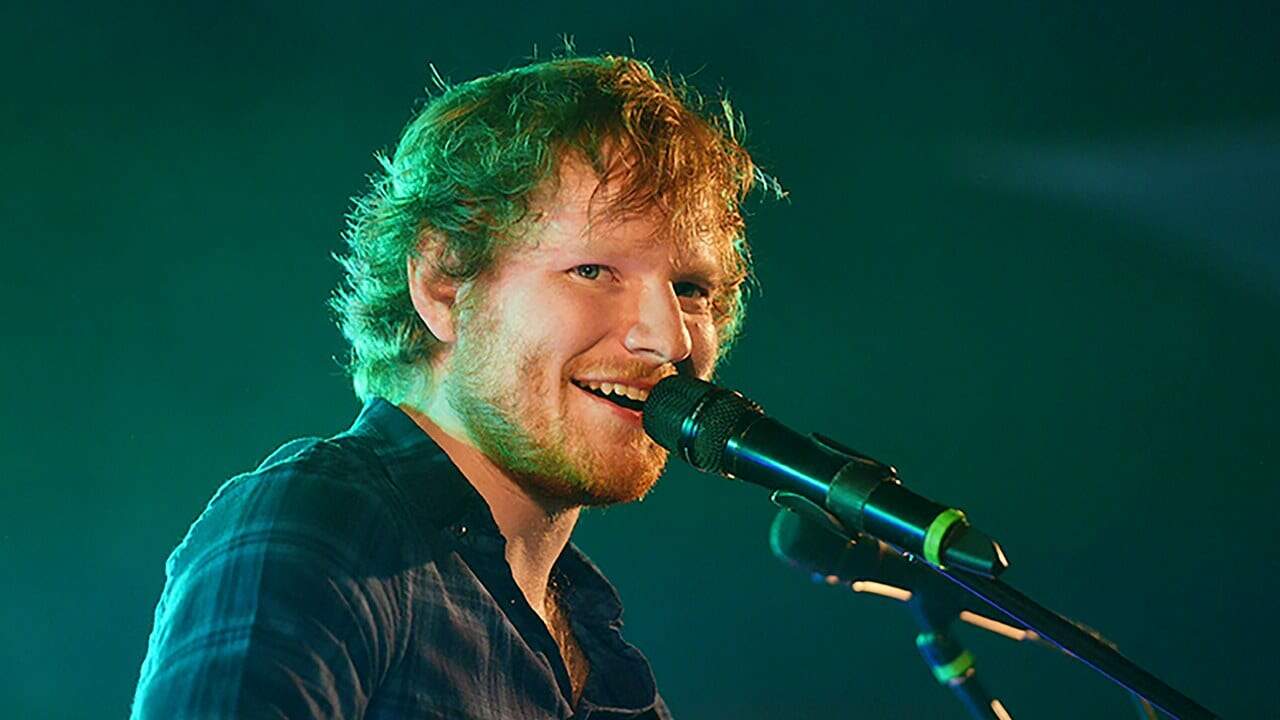 Ed Sheeran diverte web ao fazer careta engraçada em foto anunciando sua nova música - Metropolitana FM