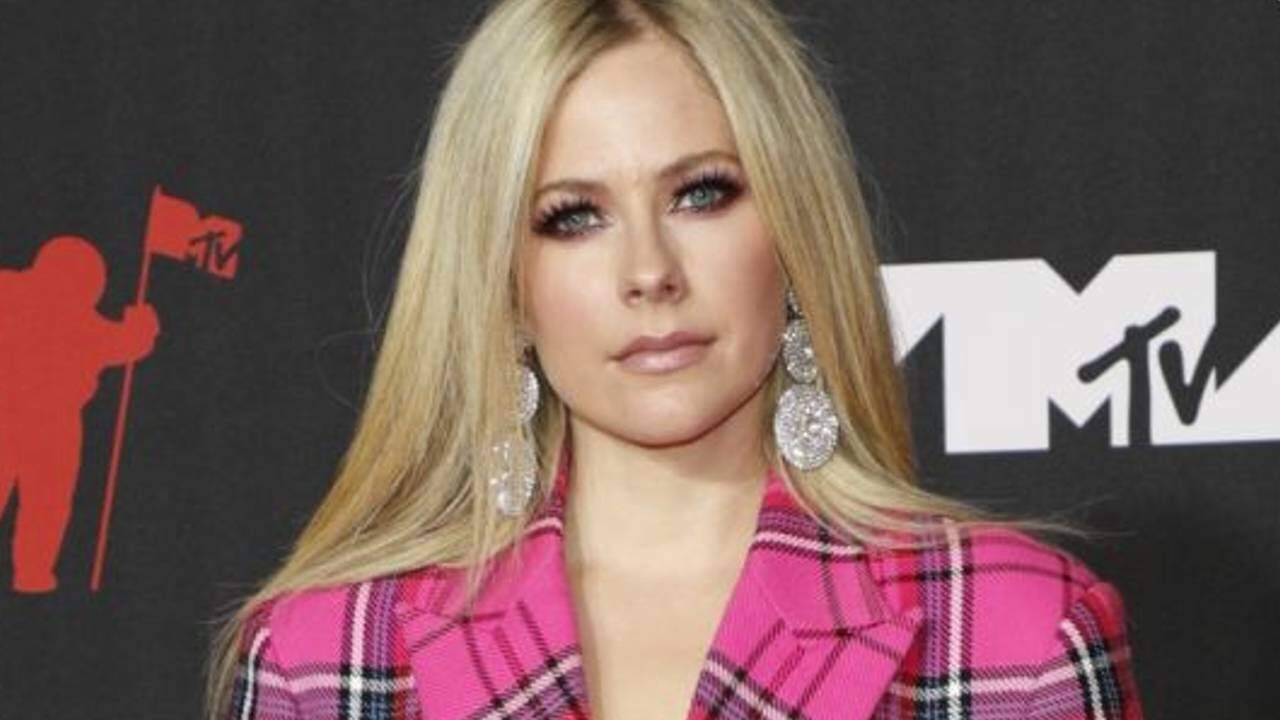 Em premiação, Avril Lavigne revela detalhes das músicas do seu novo álbum: “Colaborei com pessoas muito legais” - Metropolitana FM