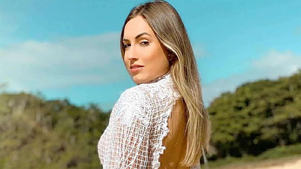 Ex-BBB Jessica Mueller exibe ensaio na praia com vestido de renda: “Lembra casamento?” - Metropolitana FM