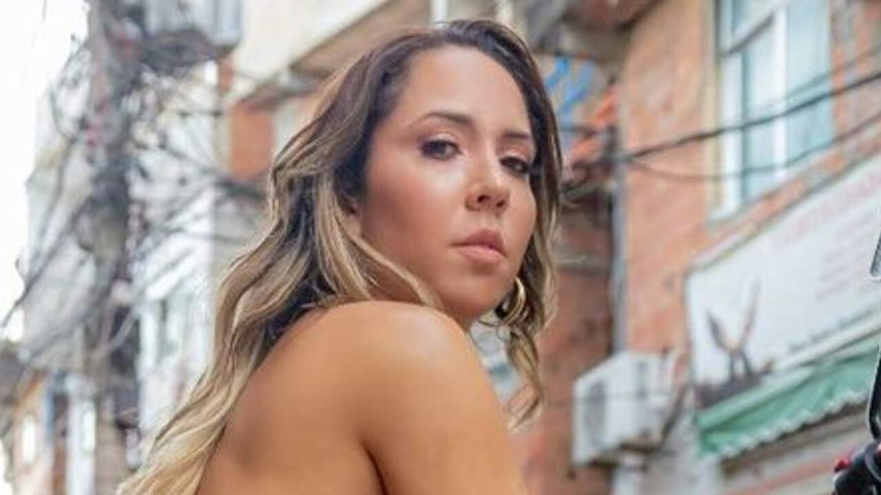 Mulher Melão posa com blazer diferenciado e eleva o clima na web - Metropolitana FM