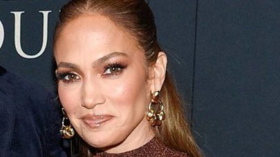Jennifer Lopez ostenta curvas poderosas em look super elegante e encanta fãs