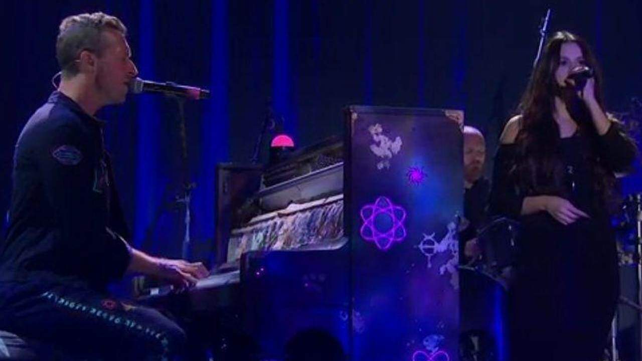 Coldplay e Selena Gomez fazem performance musical de “Let Somebody Go” pela primeira vez e emociona fãs - Metropolitana FM