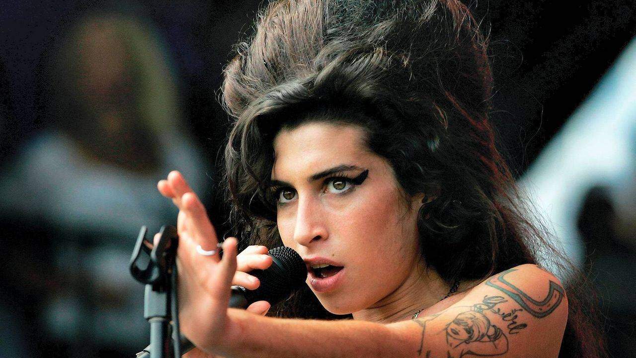 Vestido usado por Amy Winehouse em seu último show é leiloado por valor milionário e choca web - Metropolitana FM