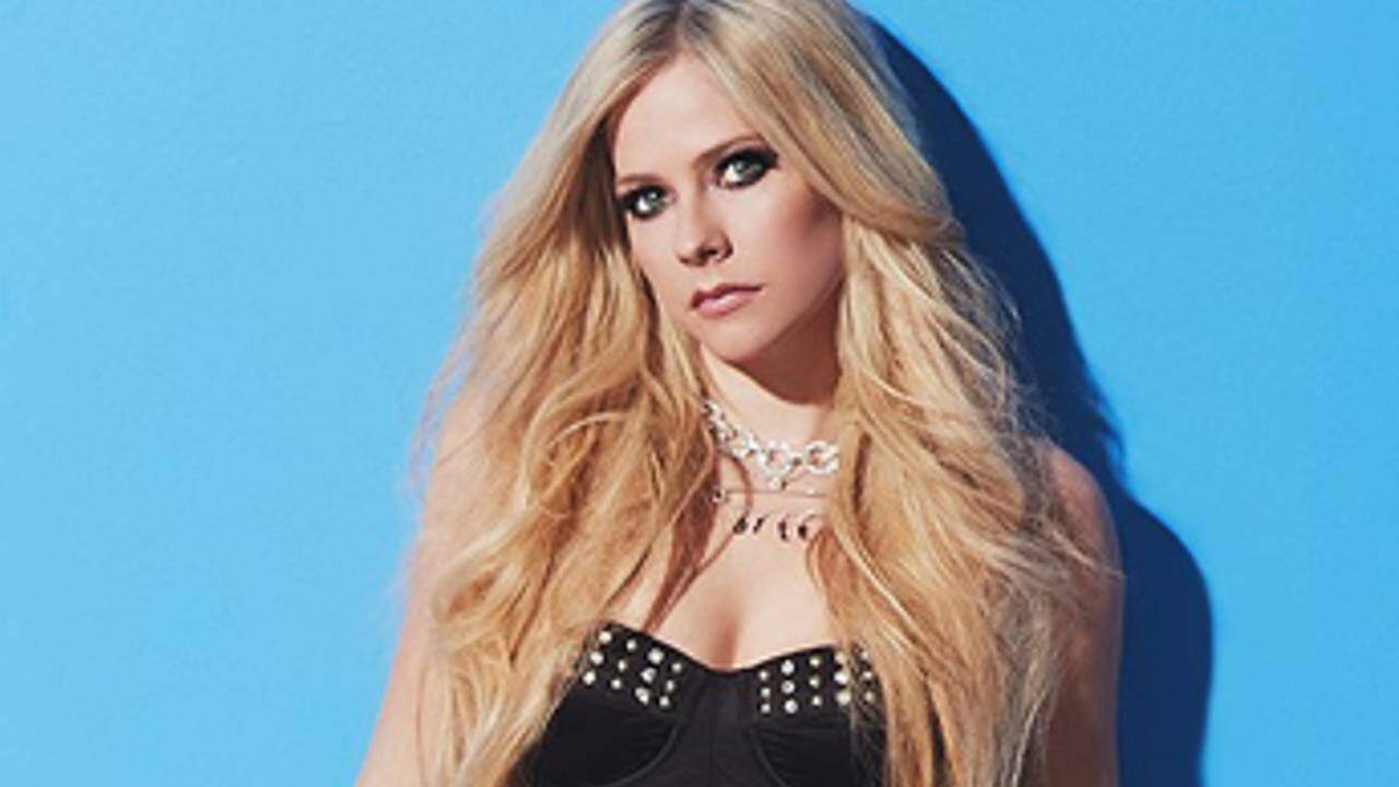 Avril Lavigne retorna às raízes do rock dos anos 2000 com o hit “Bite Me”; escute! - Metropolitana FM