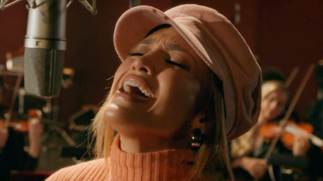 Cantando sobre uma história de amor, Jennifer Lopez lança a romântica “On My Way (Marry Me)”; escute!