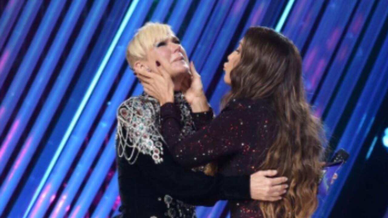 Ao vivo, Ivete e Xuxa são flagradas em momento inusitado e web reage: “Teve língua?!