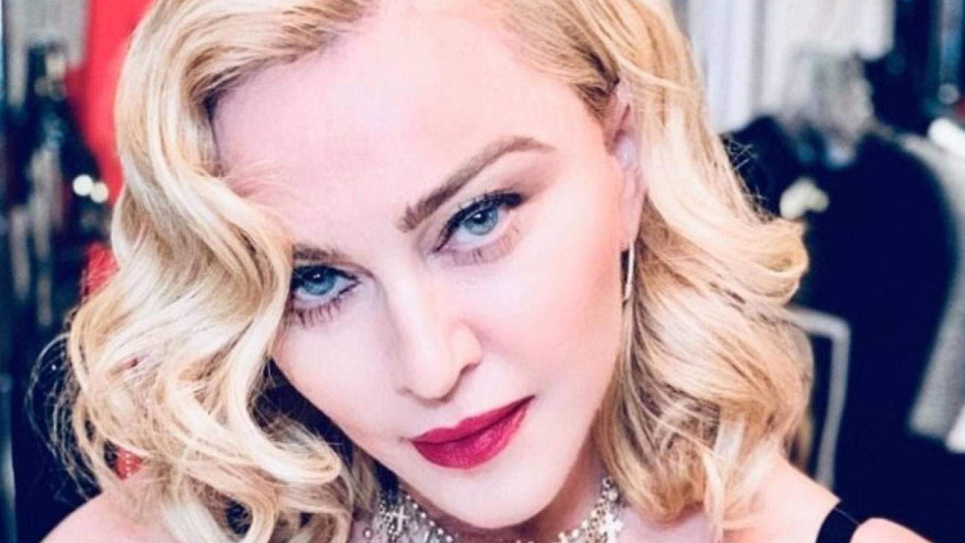 Madonna dá beijão na boca de famosa rapper durante show e performance dá o que falar na web