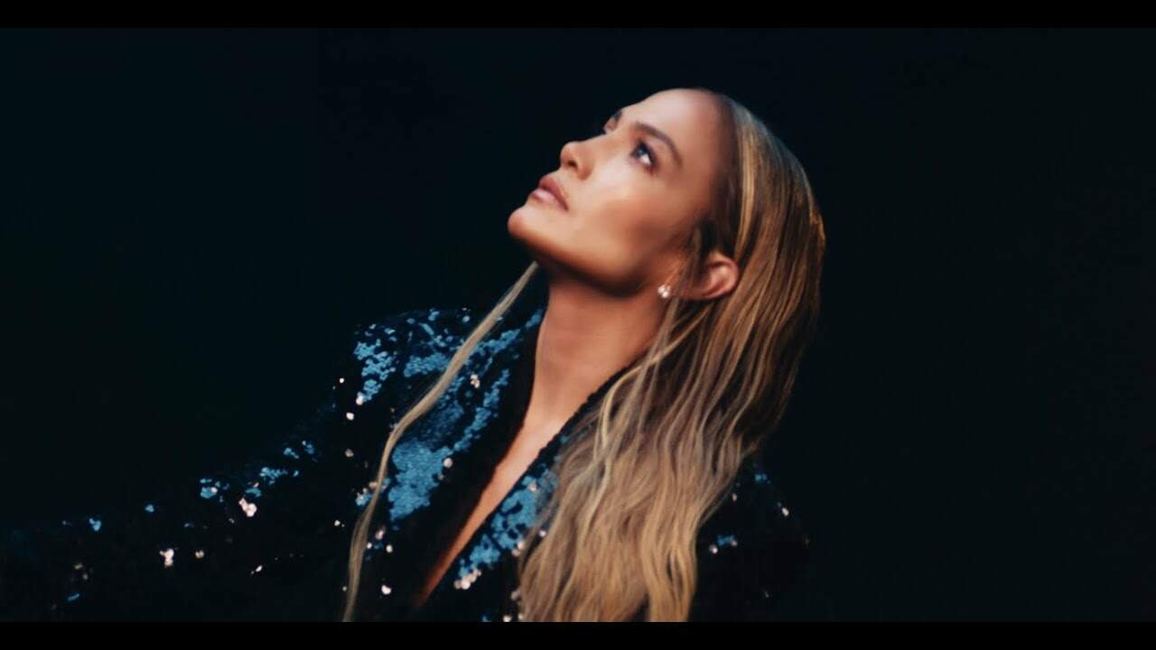 Jennifer Lopez lança clipe romântico de “On My Way (Marry Me)”, música-tema do filme “Case Comigo”