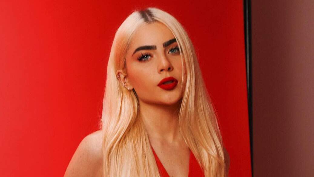 Jade Picon posa com look branco e deixa detalhes à mostra: “Mulherão demais!” - Metropolitana FM