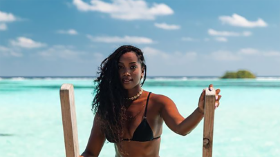 Saindo do mar com corpo molhado, Iza exibe um dos maiores bumbuns do Instagram: “Hora de babar”