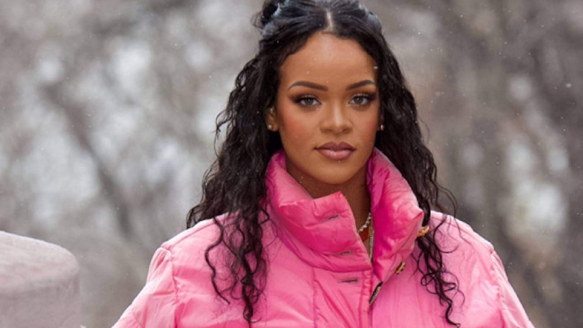 Grávida, Rihanna é flagrada no aeroporto e motivo da viagem deixa fãs animados