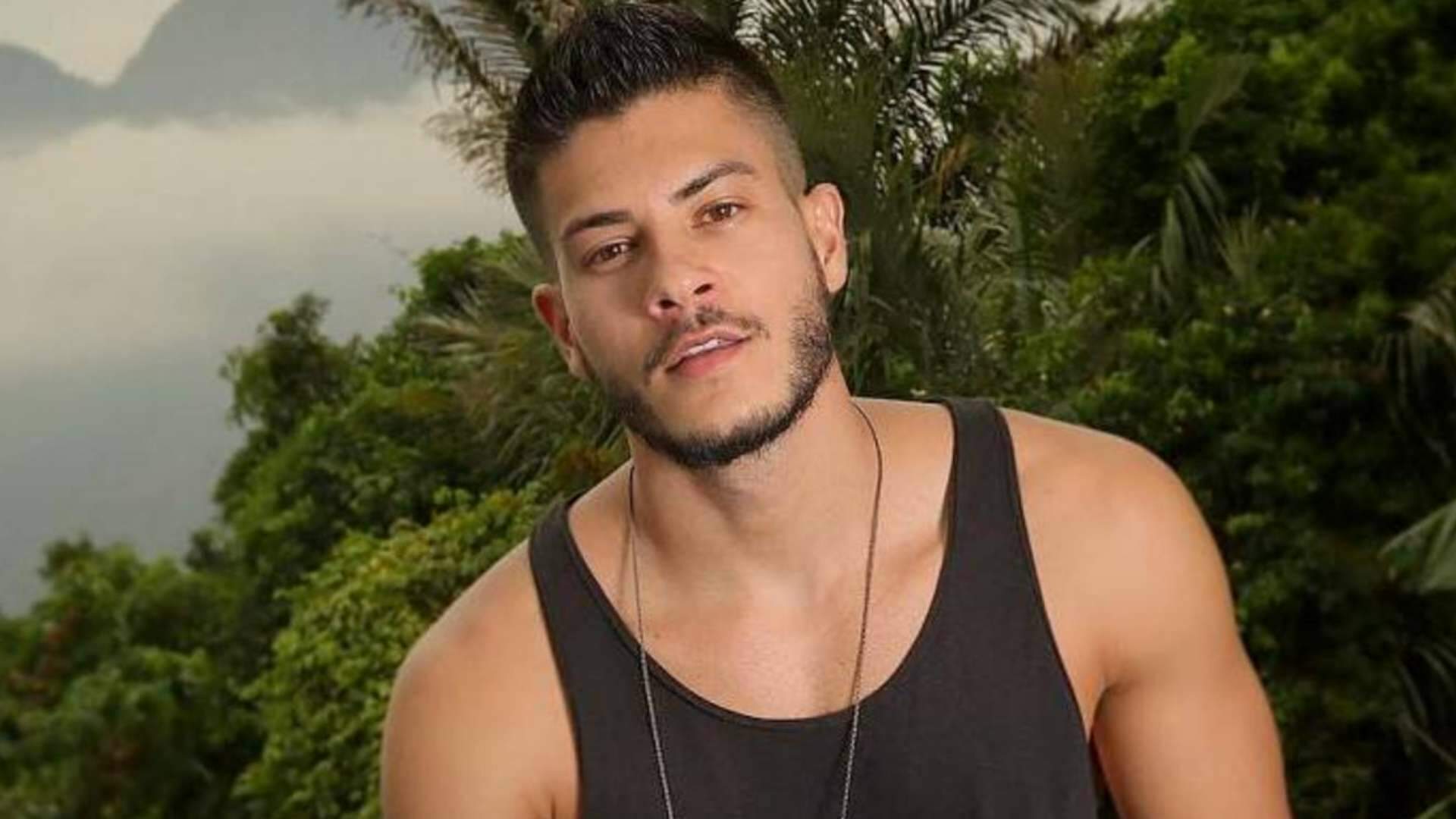 Arthur Aguiar é um ator e cantor brasileiro. Conhecido em todo Brasil por ter participado da novela teen Rebelde em 2011 na RecordTV. Atualmente está participando do Big Brother Brasil 22.