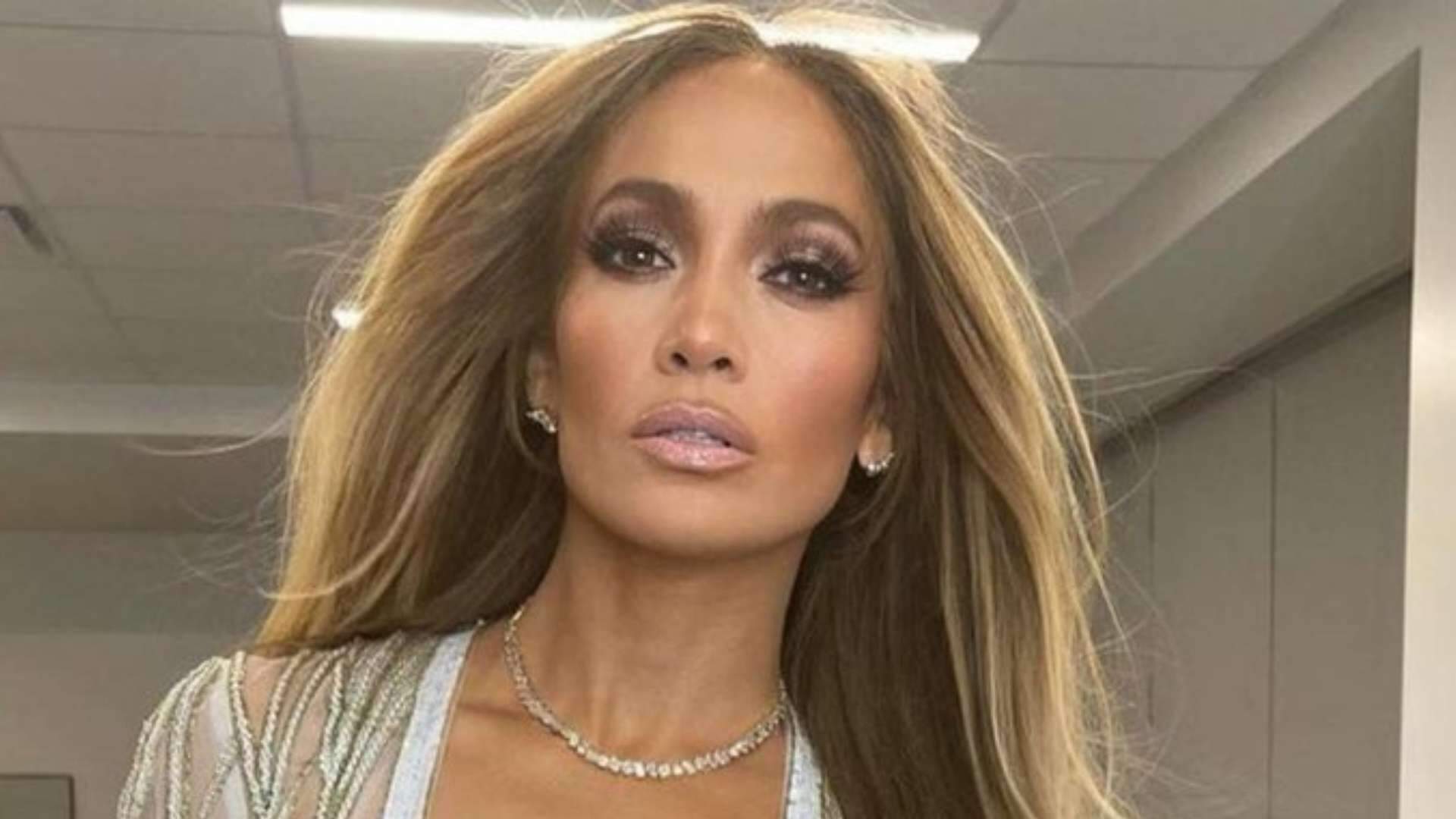 Jennifer Lopez surge deslumbrante com look transparente cheio de cristais em première de filme - Metropolitana FM