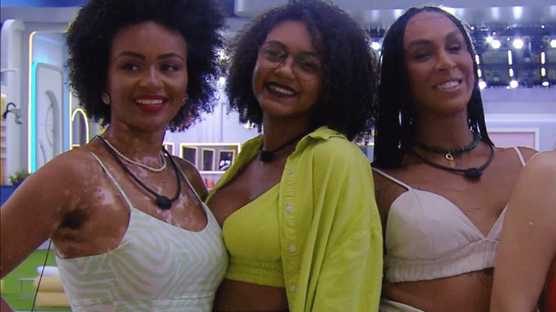 BBB22: Jessilane, Natália e Linn tiram a roupa e pulam na piscina fazendo topless ao vivo: “Madrugada quente” - Metropolitana FM