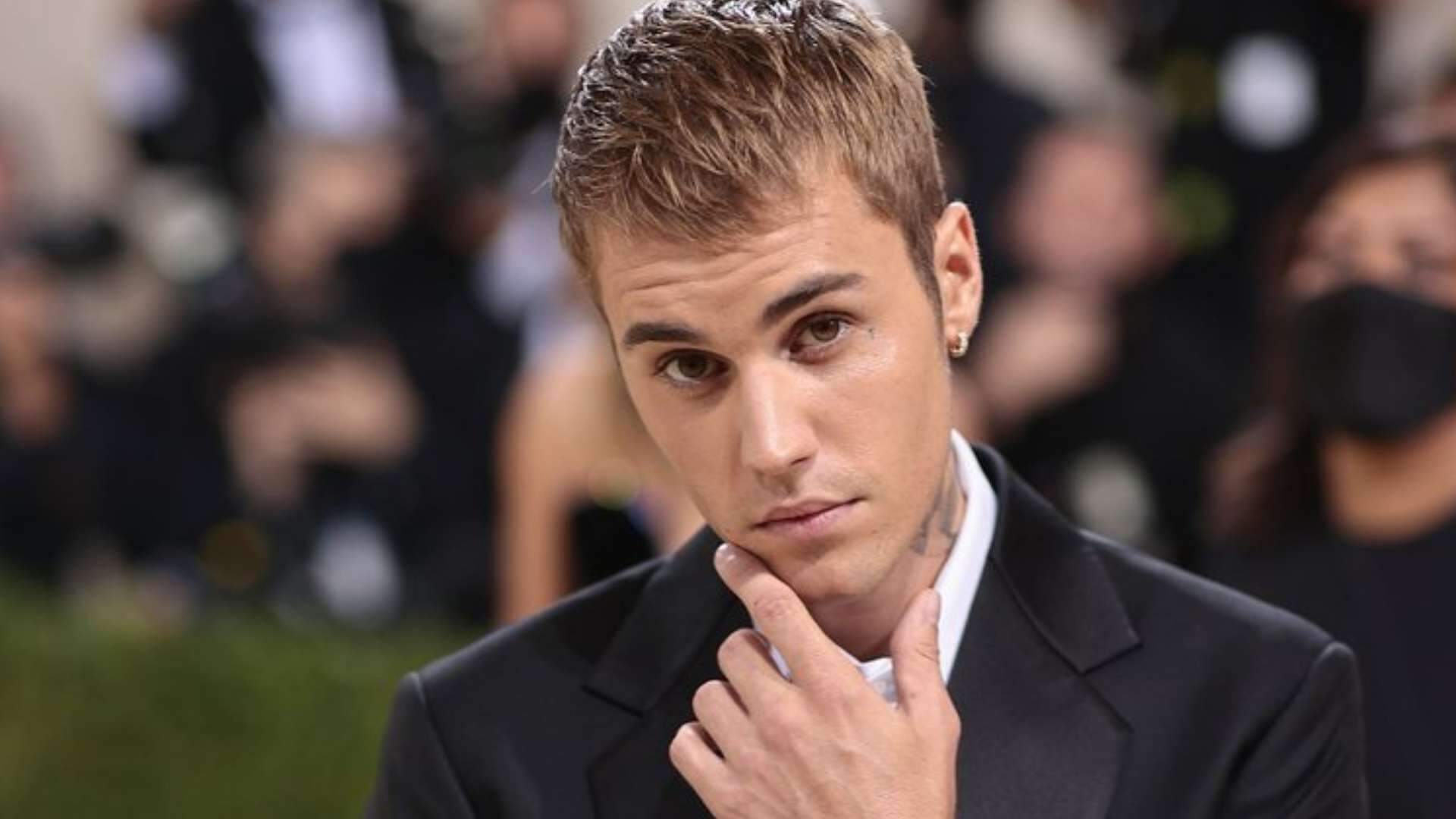 Justin Bieber supera recorde de cantor famoso em parada musical e surpreende web