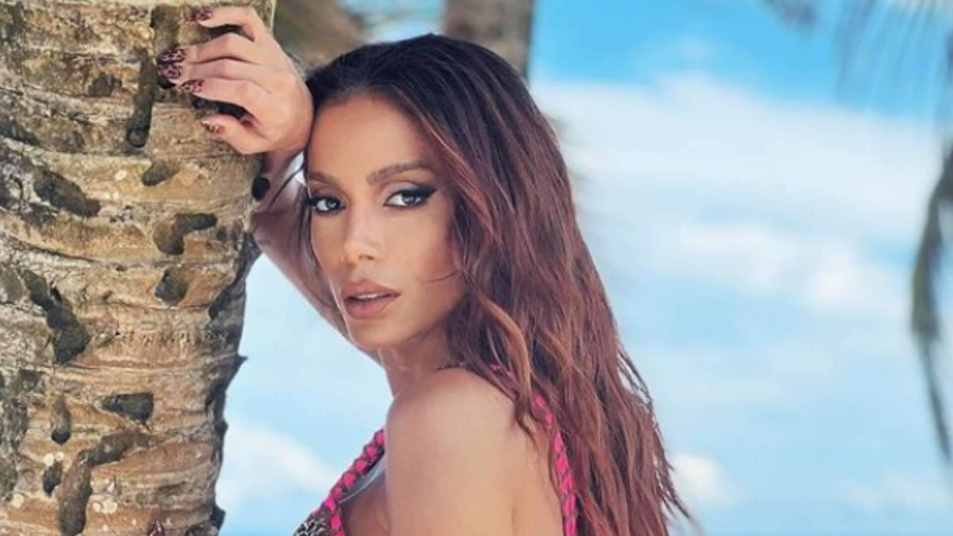 Anitta abre álbum de viagem de aniversário no ‘Templo do Pênis’ e revela fotos inéditas - Metropolitana FM