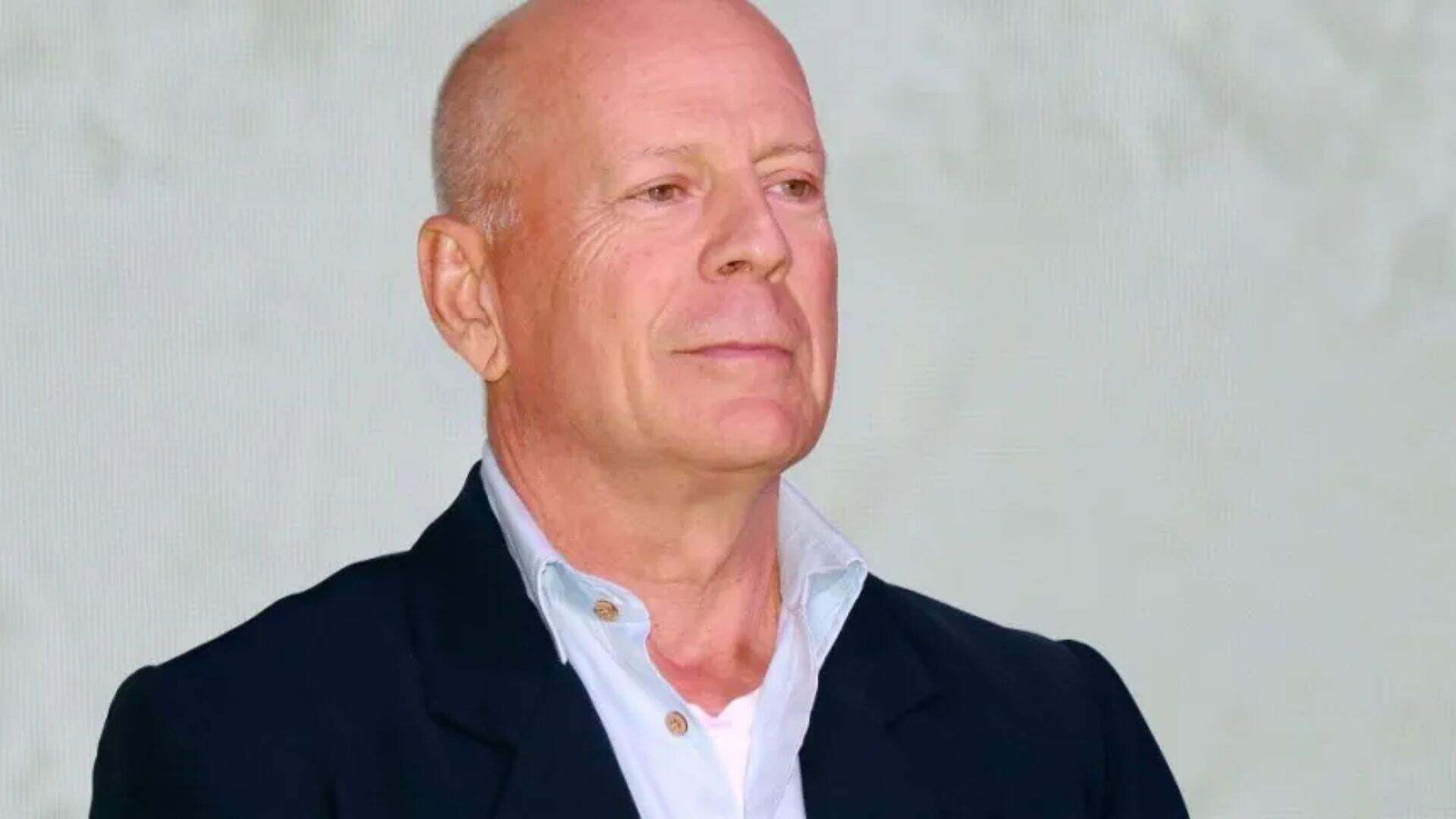 Bruce Willis revela doença grave, anuncia pausa na carreira e fãs lamentam: “Não acredito!” - Metropolitana FM