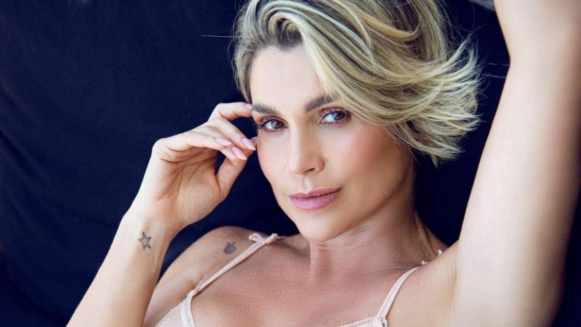 Flávia Alessandra é uma atriz brasileira, ela começou sua carreira artística na novela Top Model em 1989. A atriz está casada com o apresentador Otaviano Costa e tem duas filhas: Giulia e Olívia.