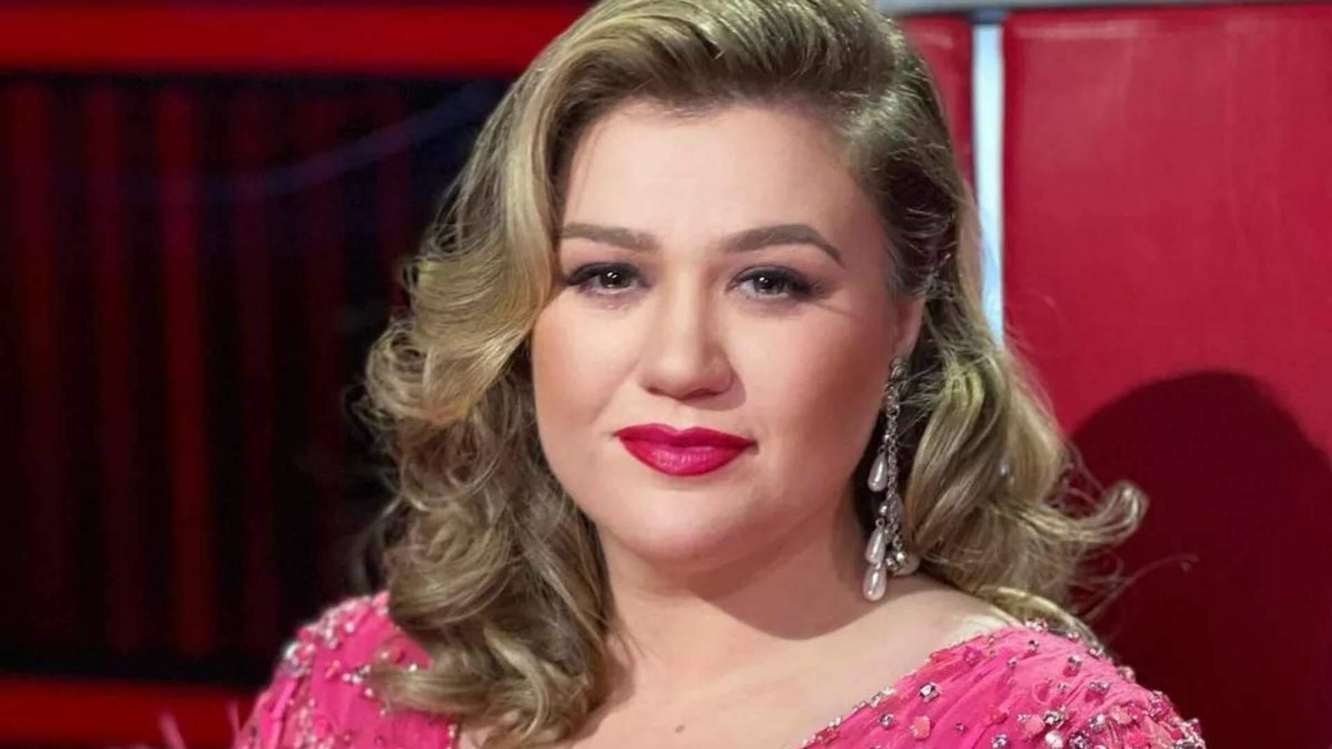 Kelly Clarkson é surpreendida com decisão da Justiça e recebe a pior notícia - Metropolitana FM