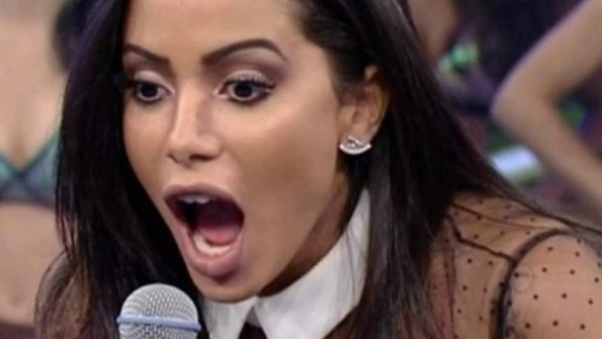 Na Tailândia, Anitta é flagrada curtindo aniversário em ‘Templo do pênis’ e exibe cliques - Metropolitana FM