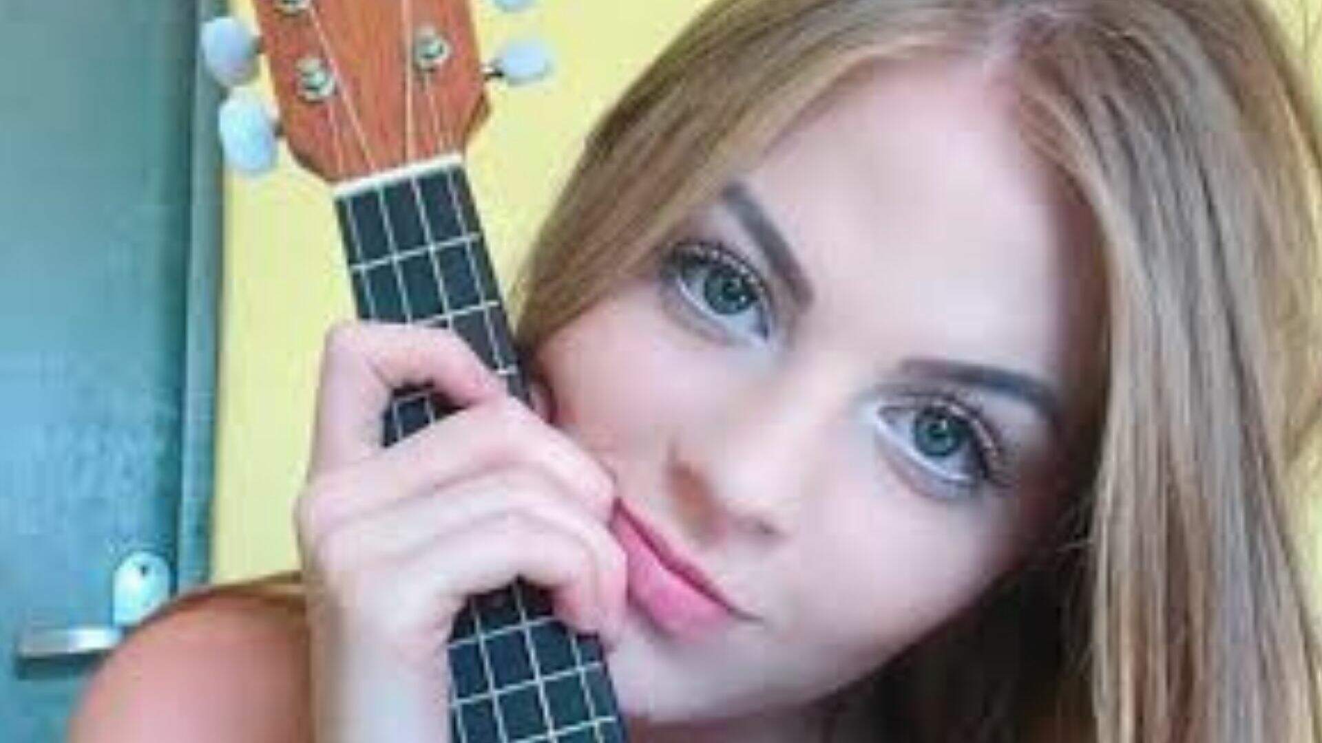 Luisa Sonza com violão