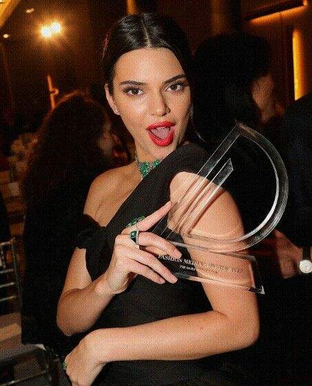 Kendall Jenner com o prÊmio Fashion Icon of the Decade
