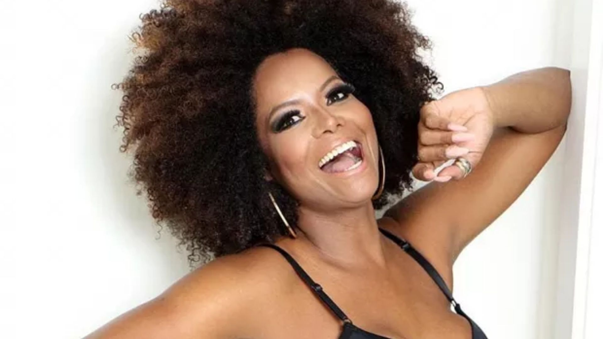 Adriana Bombom é uma atriz brasileira, foi assistente de palco de Xuxa e participou da segunda e nona temporada do reality show A Fazenda