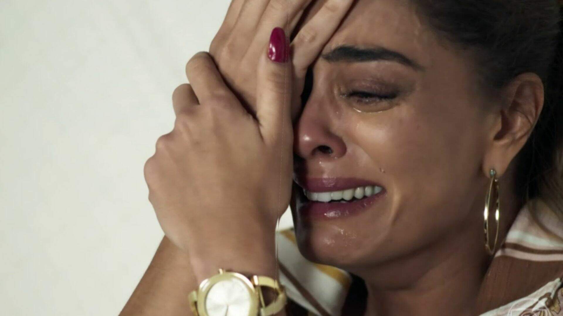 Juliana Paes esquece câmeras, não consegue conter choro ao vivo e motivo comove fãs