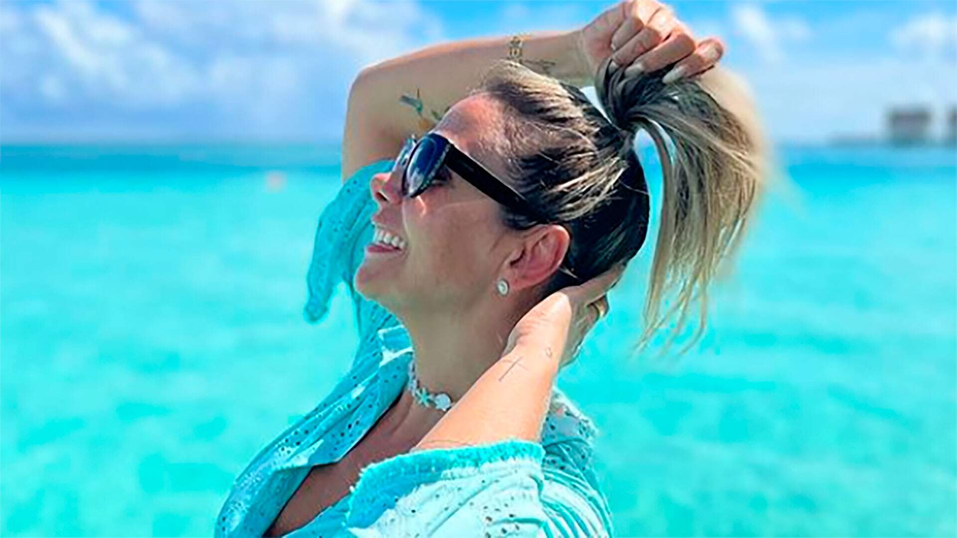 Aos 44 anos, Carla Perez gera tumulto na praia com look minimalista: “Parou tudo” - Metropolitana FM