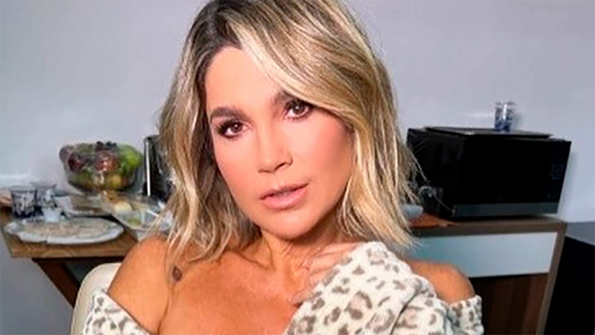Flávia Alessandra exibe vídeo nos bastidores com roupão e choca: “Já pensou se entraram?”