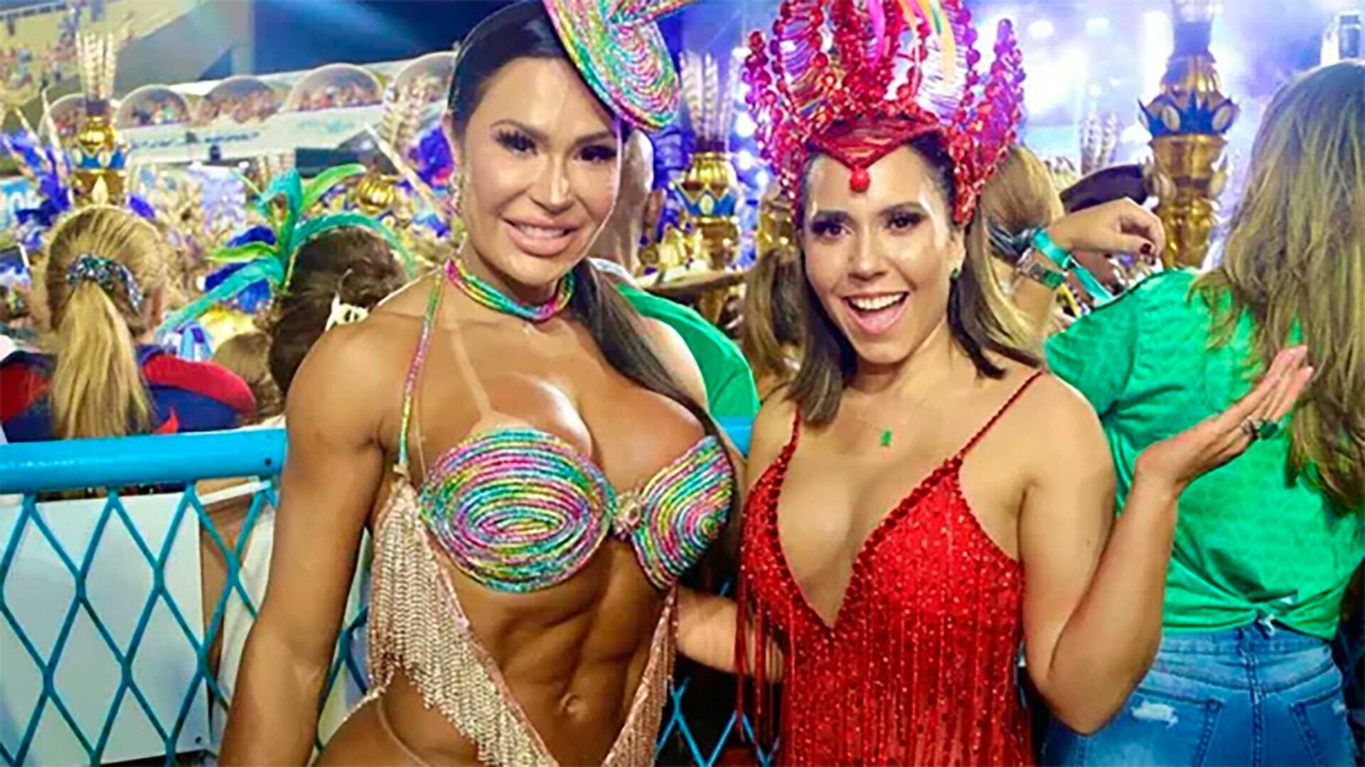 Mulher Melão posa ao lado de Gracyanne Barbosa e ‘mão boba’ é flagrada em clique