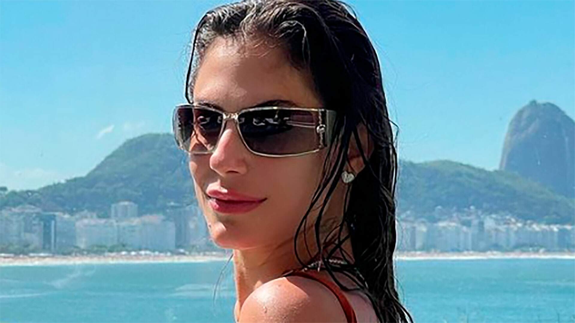 Ex-BBB Mari Gonzalez renova o bronzeado em dia de piscina: “Solzão”